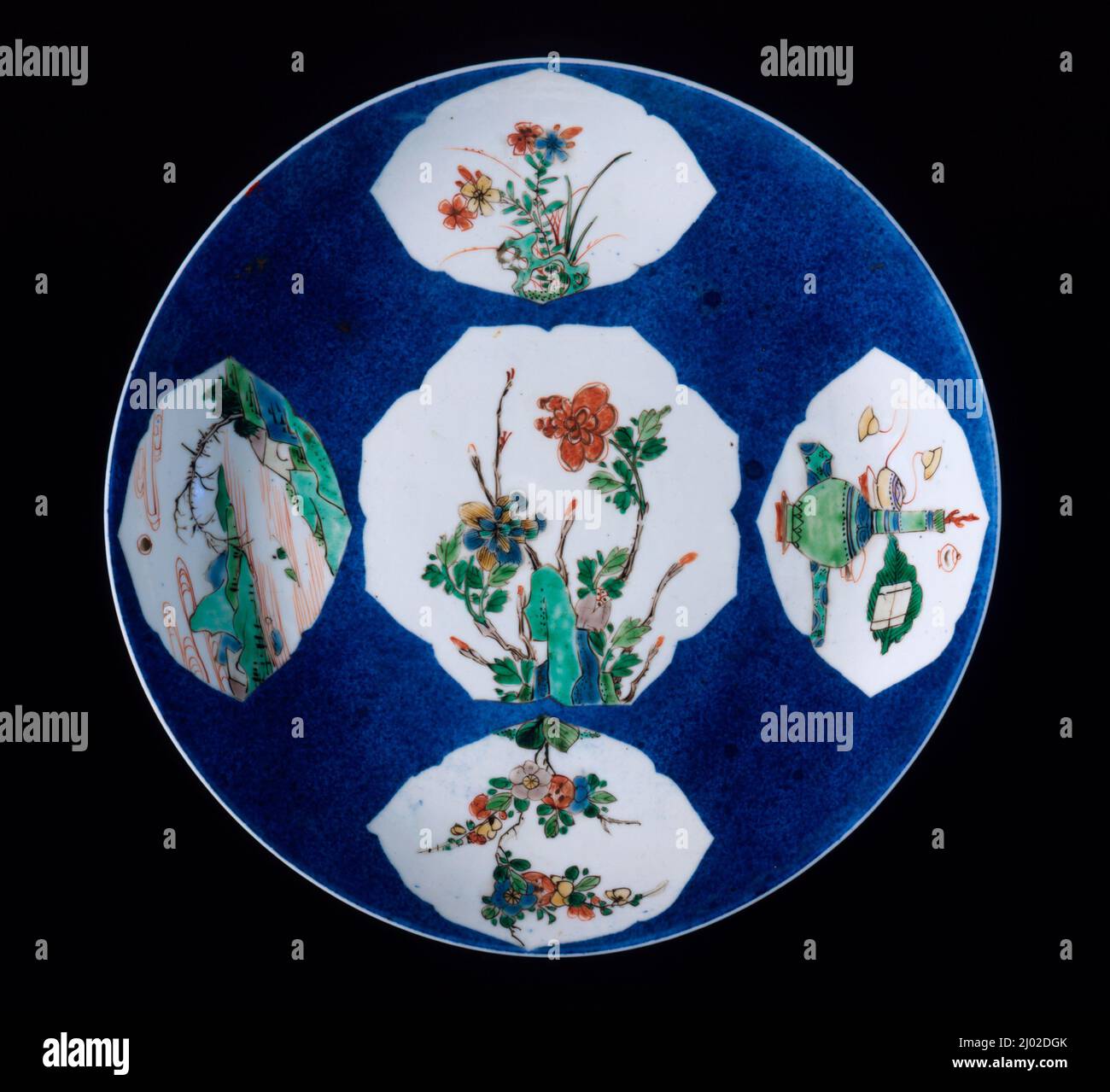 Chinese porcelain vessels hi-res stock photography and images - Alamy
