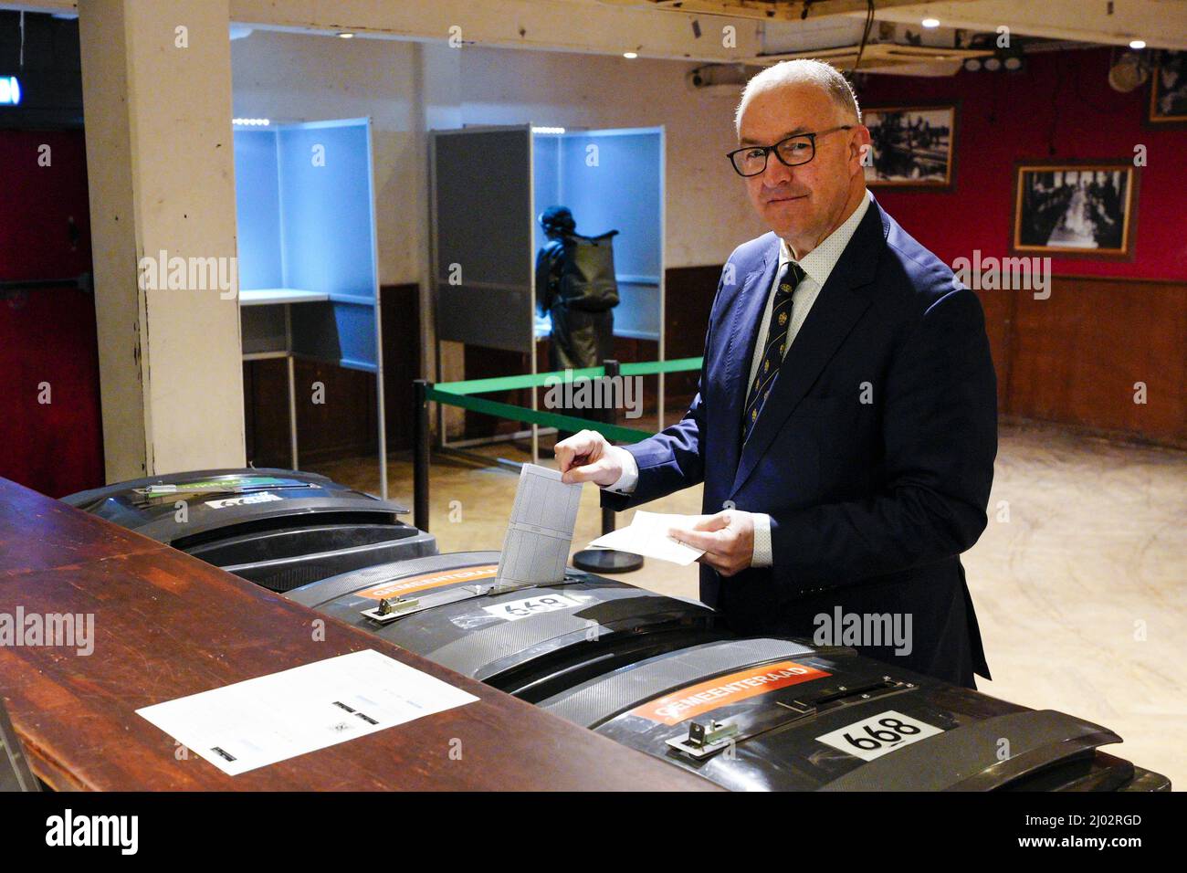 ROTTERDAM Burgemeester Ahmed Aboutaleb van Rotterdam brengt zijn stem