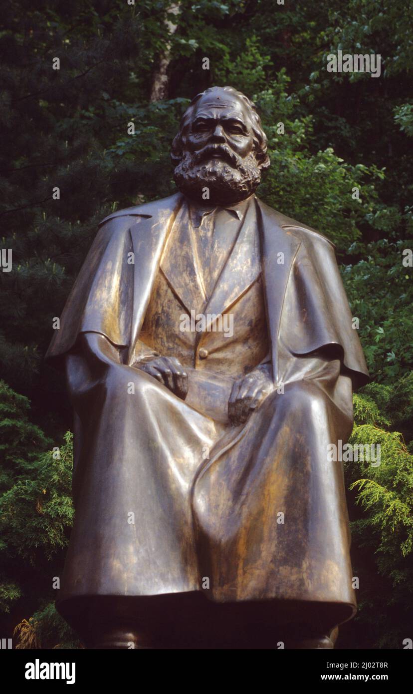 Thermes Carlsbad Karlovivary Czechia Buste de Karl Marx Sculptor R KAREL KUNES Stock Photo