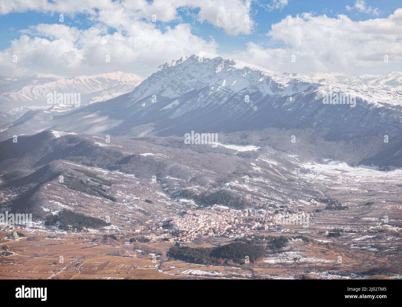 Monte Ocre e Cagno (Campo Felice, Italy) - The suggestive mountain peak in Abruzzo region, Ocre and Cagno summit range, during the winter with snow Stock Photo