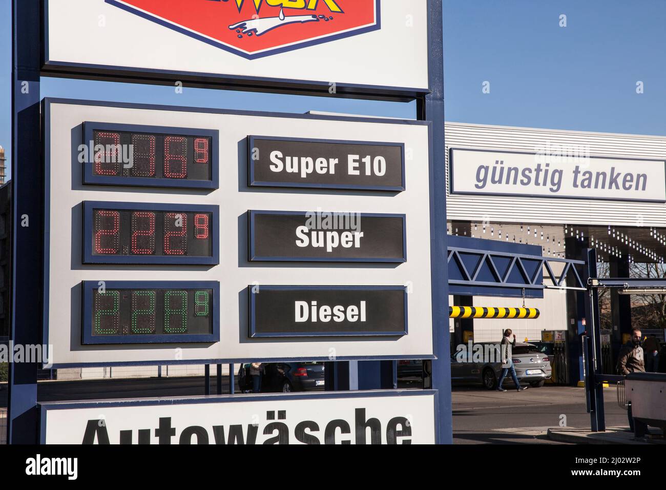 very high prices for gasoline and diesel on March 10, 2022,  Mr. Wash petrol station and car wash on the street Raderthalguertel, Cologne, Germany seh Stock Photo