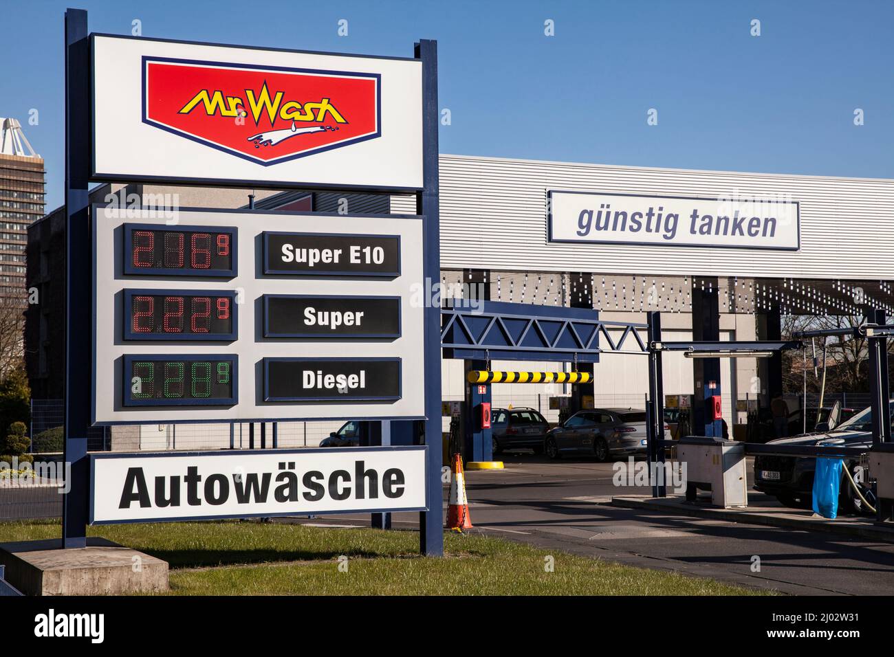 very high prices for gasoline and diesel on March 10, 2022,  Mr. Wash petrol station and car wash on the street Raderthalguertel, Cologne, Germany seh Stock Photo