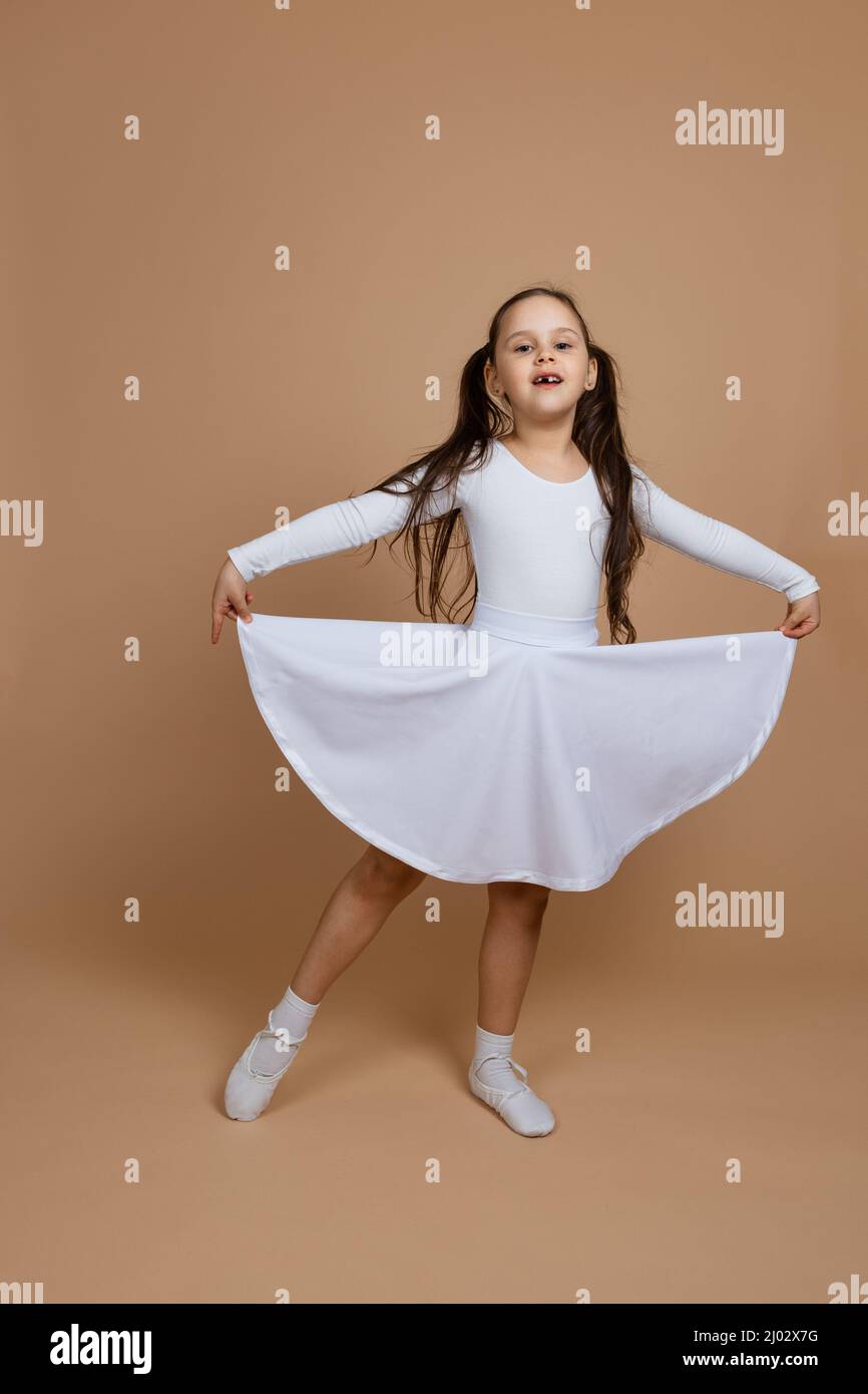 Kid girl gymnastique rythmique exercices sur fond blanc Photo Stock - Alamy