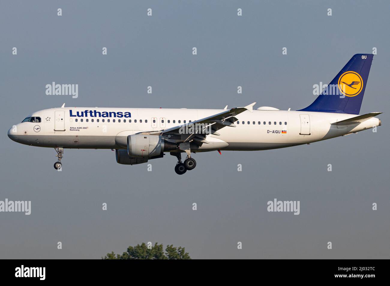 Lufthansa airbus a320 211 hi-res stock photography and images - Alamy