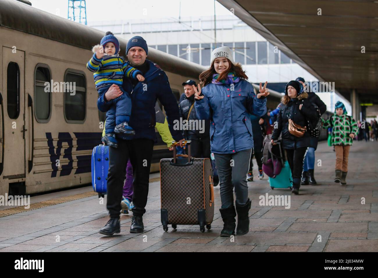 People wait evacuation train hi-res stock photography and images - Alamy