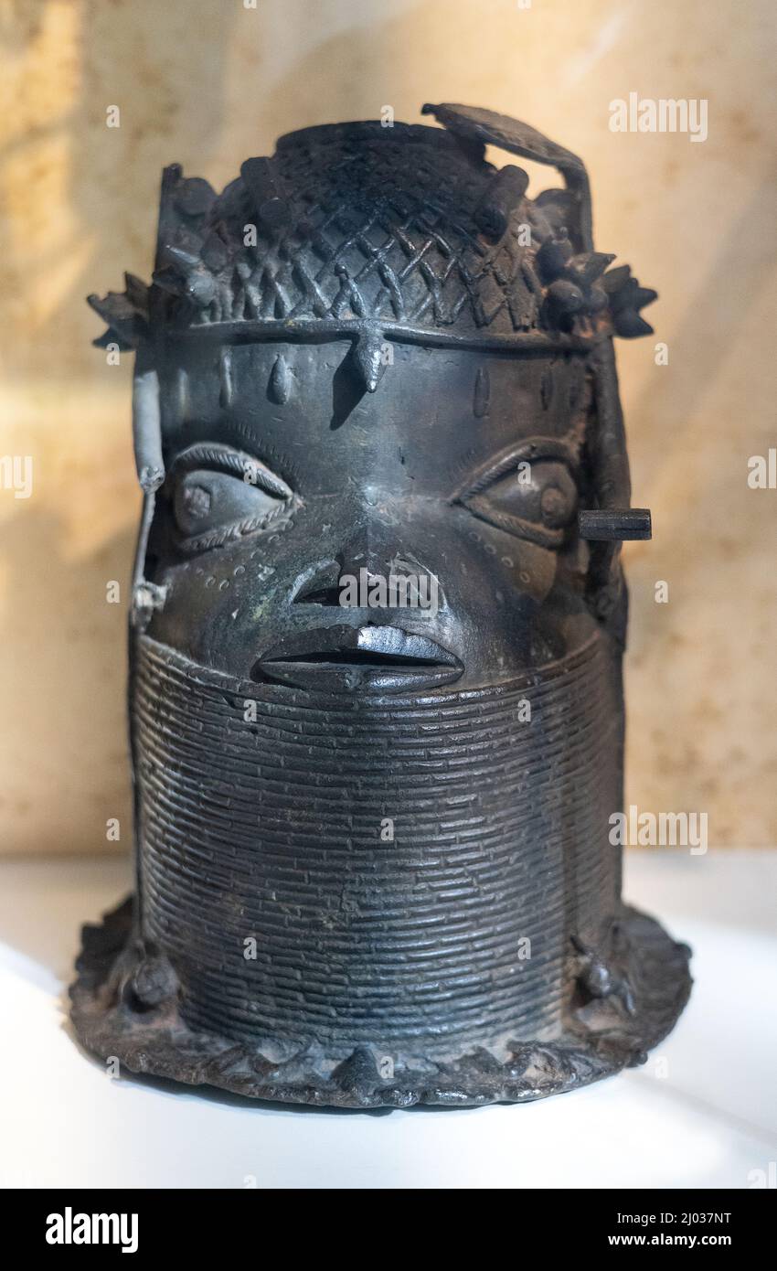 Benin Bronze UK; Commemorative head of a king or Oba, one of the stolen Benin Bronzes; Museum of Archaeology and Anthropology Cambridge UK Stock Photo