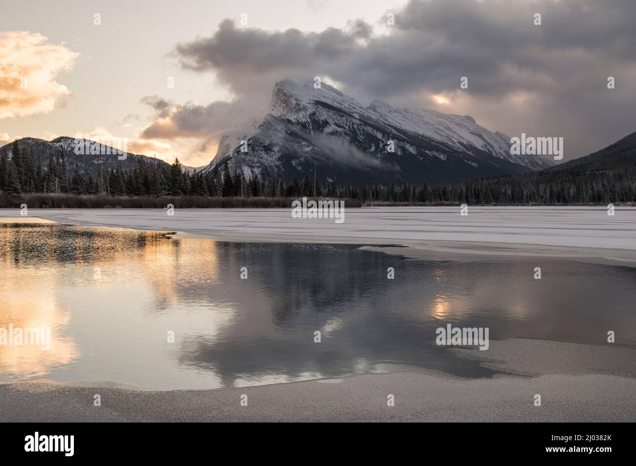 Sunrise at Mount Rundle and Vermillion Lakes with ice and snow, Banff National Park, UNESCO World Heritage Site, Alberta, Canadian Rockies, Canada Stock Photo