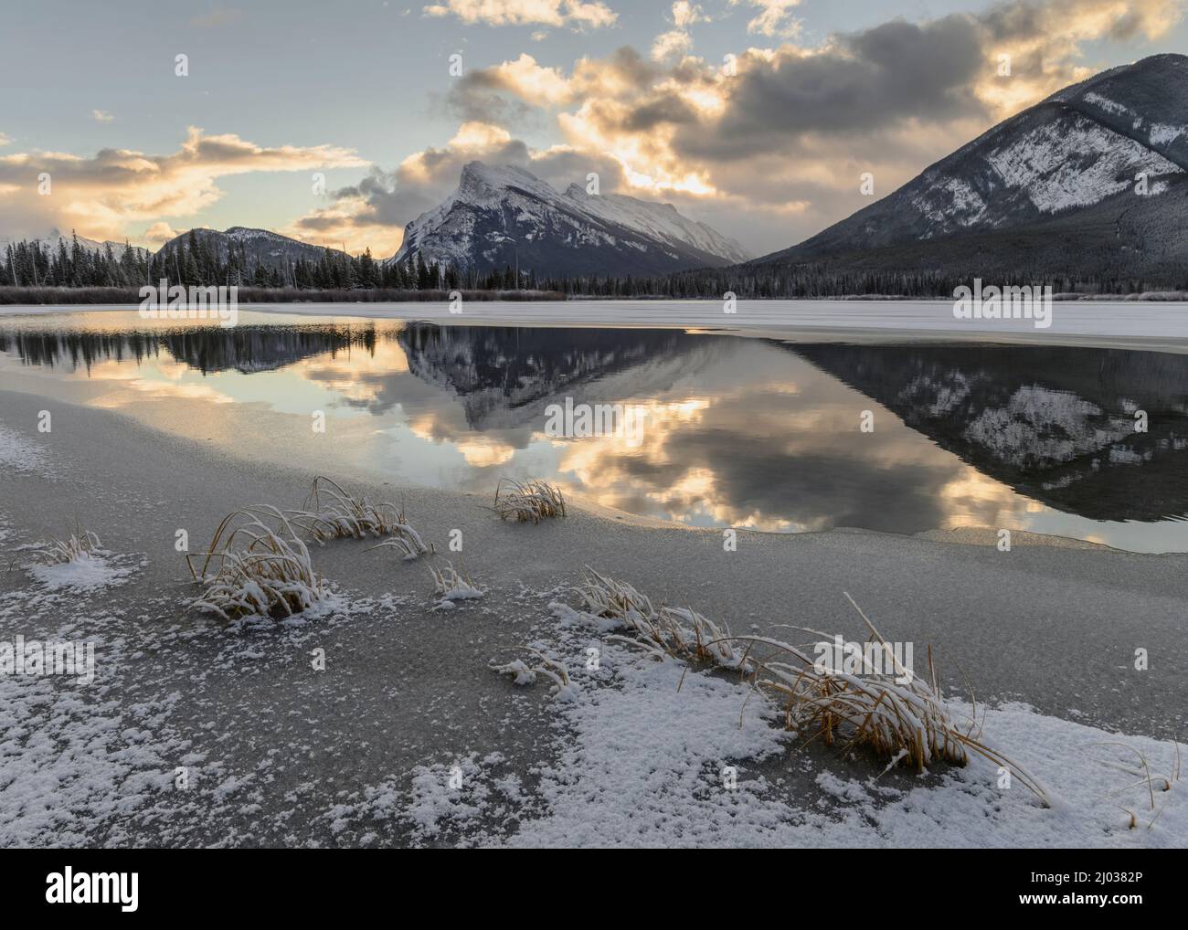 Sunrise at Mount Rundle and Vermillion Lakes with ice and snow, Banff National Park, UNESCO World Heritage Site, Alberta, Canadian Rockies, Canada Stock Photo
