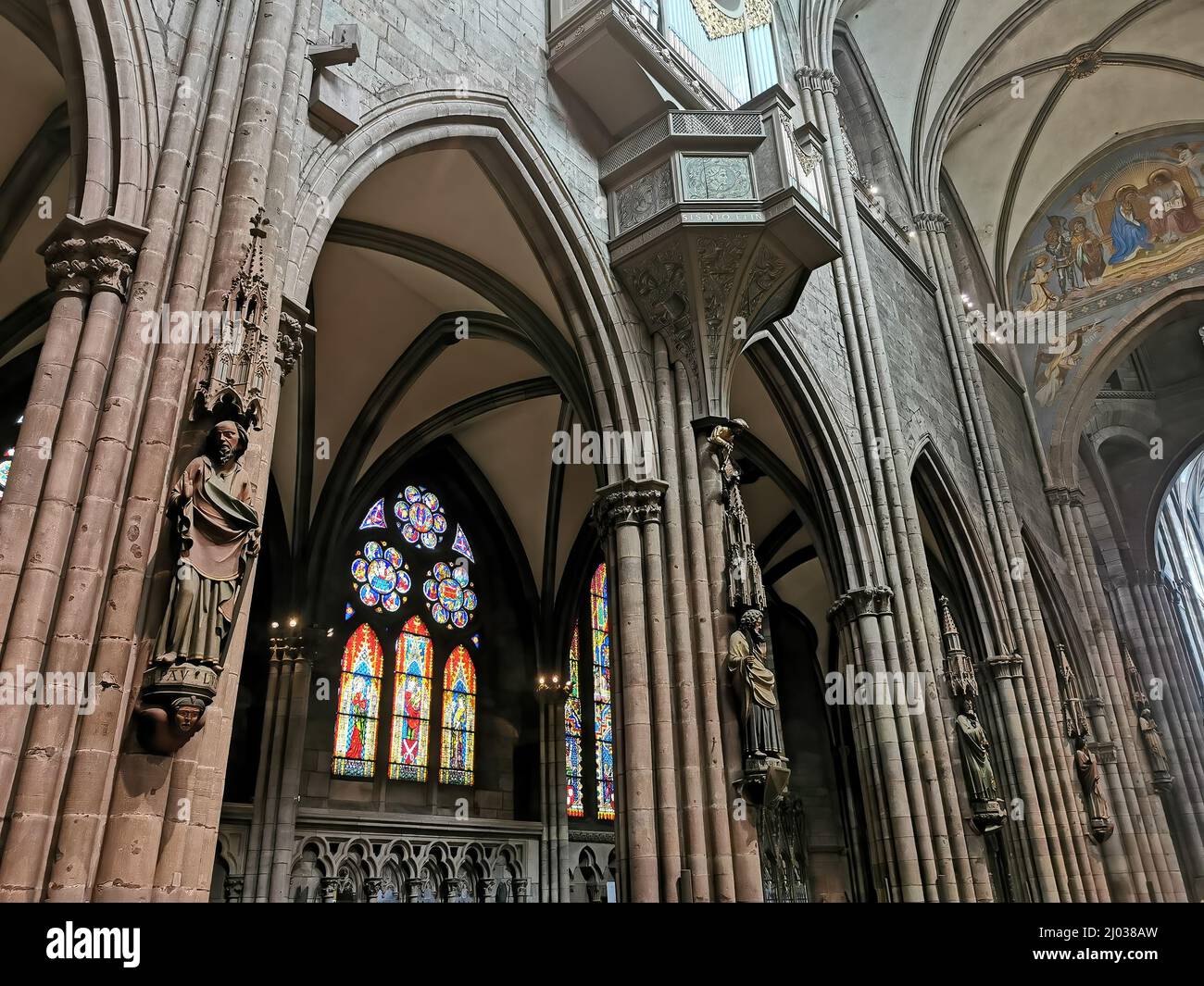 Glasfenster im Langhaus, Freiburger Münster, Münster Unserer Lieben Frau, römisch-katholische Stadtpfarrkirche von Freiburg im Breisgau, Baden-Württem Stock Photo