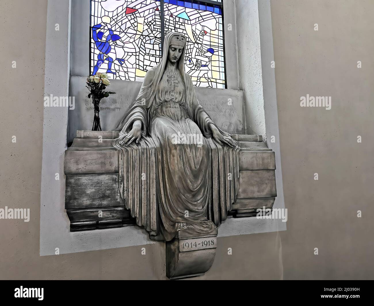 Statue Trauernden Theologie von Emil Stadelhofer in der Konviktskirche, trauernde Frau sitzt auf einem Sarg, Priesterseminar, Freiburg im Breisgau, Ba Stock Photo
