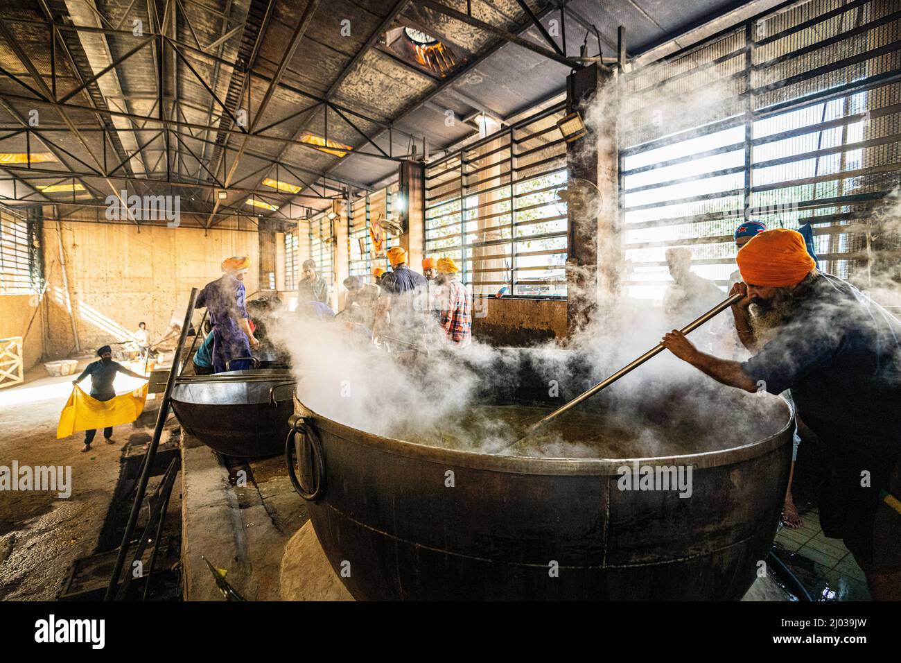 Large cooking pot hi-res stock photography and images - Alamy