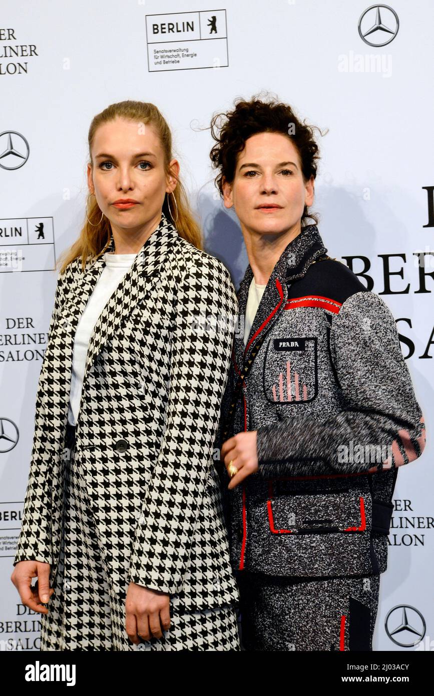 Sina Martens und Bibiana Beglau beim Berliner Salon im Rahmen der MBFW auf der Fashion Week Berlin Autumn/Winter 2022 im Kraftwerk Berlin. Berlin, 14. Stock Photo