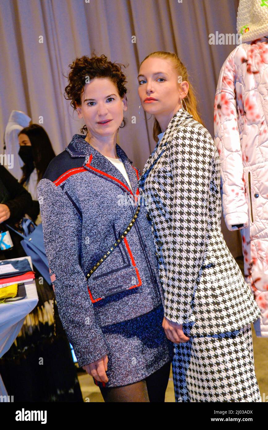 Bibiana Beglau und Sina Martens beim Berliner Salon im Rahmen der MBFW auf der Fashion Week Berlin Autumn/Winter 2022 im Kraftwerk Berlin. Berlin, 14. Stock Photo