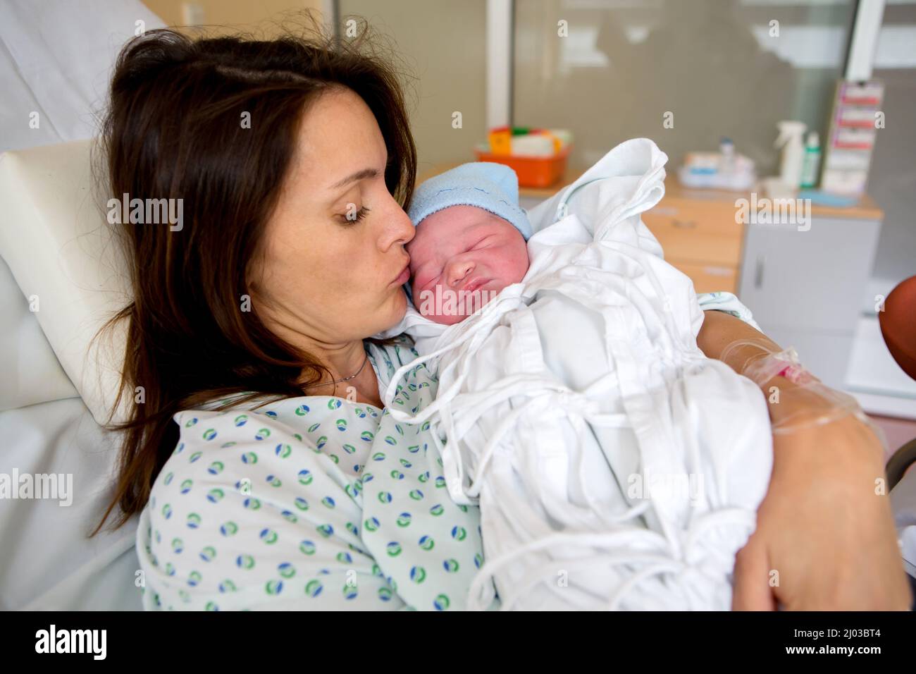 happy-mom-having-her-baby-skin-to-skin-first-seconds-after-birth