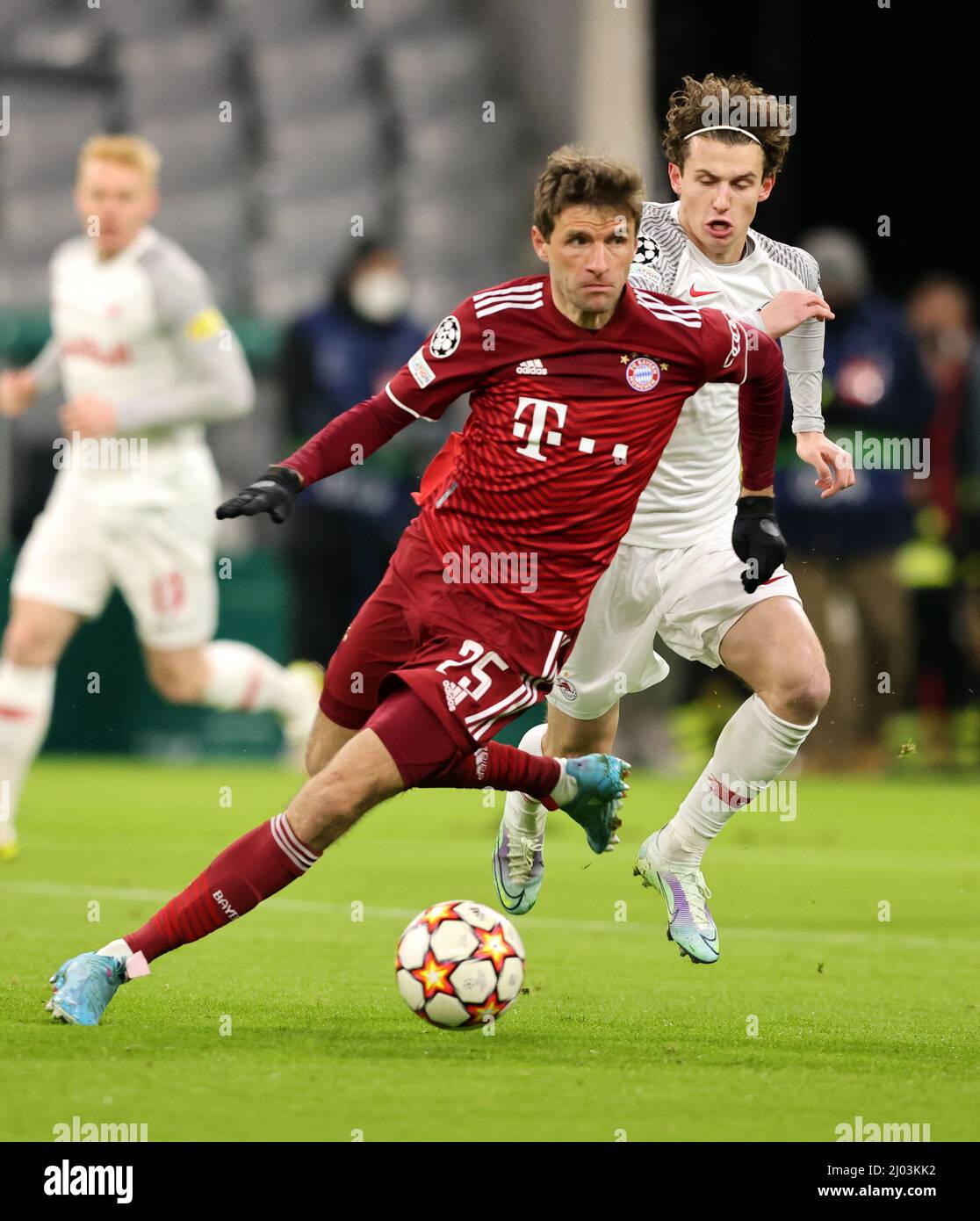 Thomas MŸller Mueller von FC Bayern Muenchen , Brenden Aaronson of of Red  Bull FC Salzburg Fussball