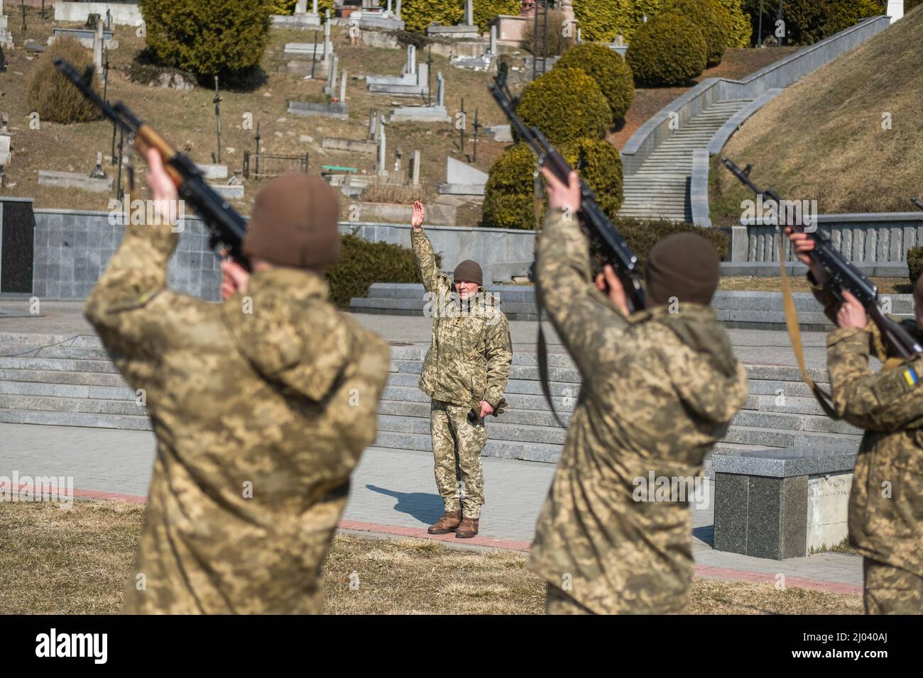 Military funeral 21 gun salute hi-res stock photography and images - Alamy