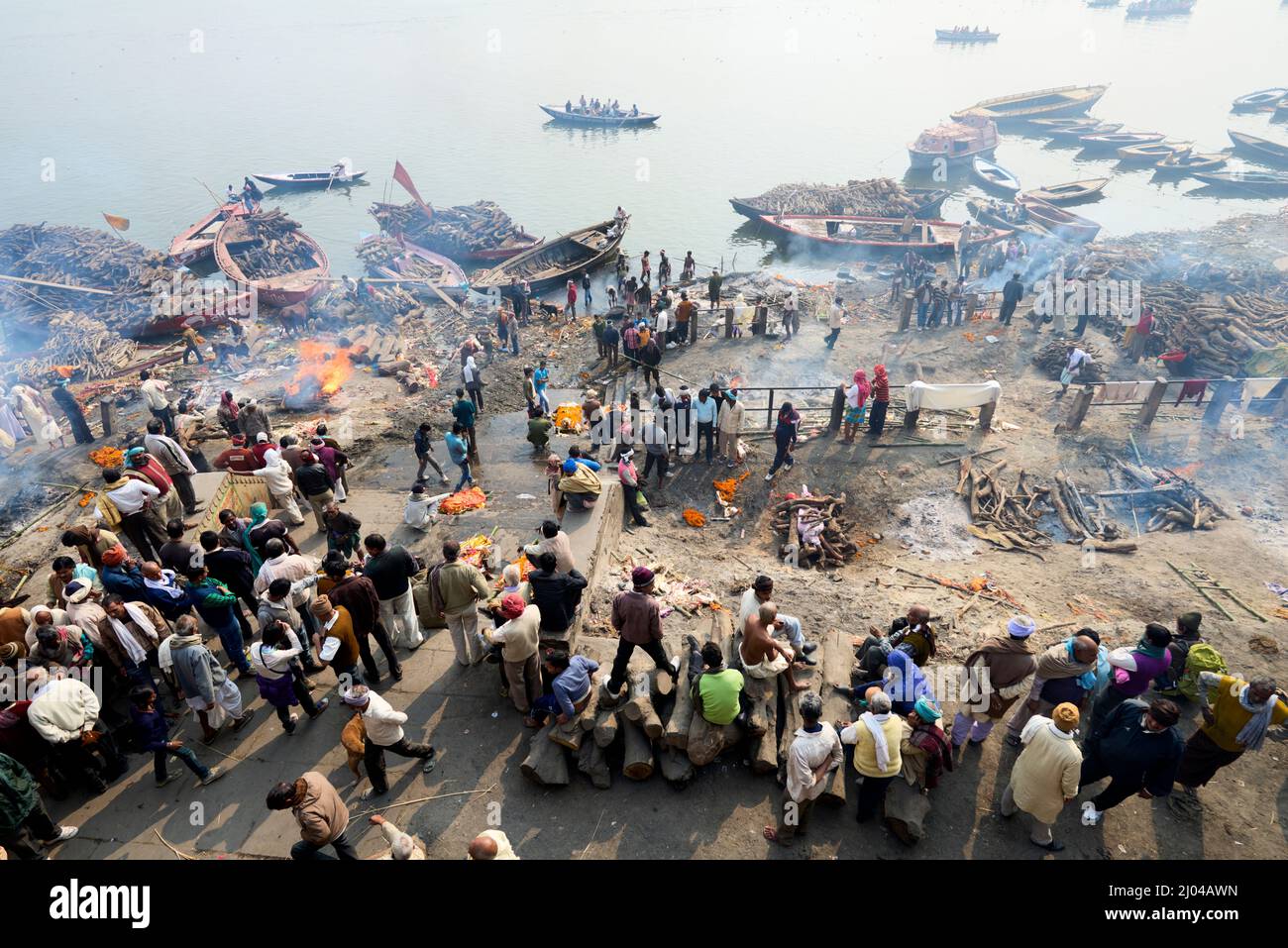 India. Varanasi Benares Uttar Pradesh. The sacred rite of hindu cremations by the river Ganges Stock Photo