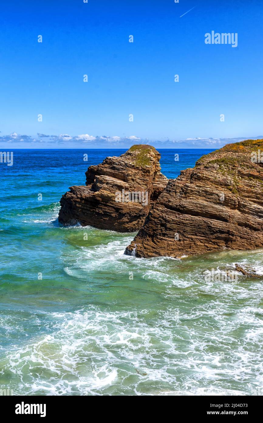 Playa de las Catedrales con formaciones rocosas en Ribadeo, Galicia Stock Photo