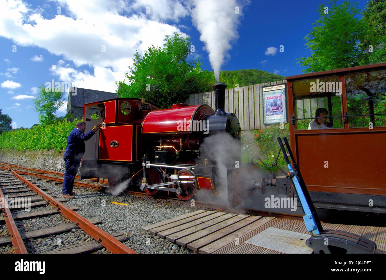 Corrtis Engine and carriages ready to leave corris hi-res stock photography and ...