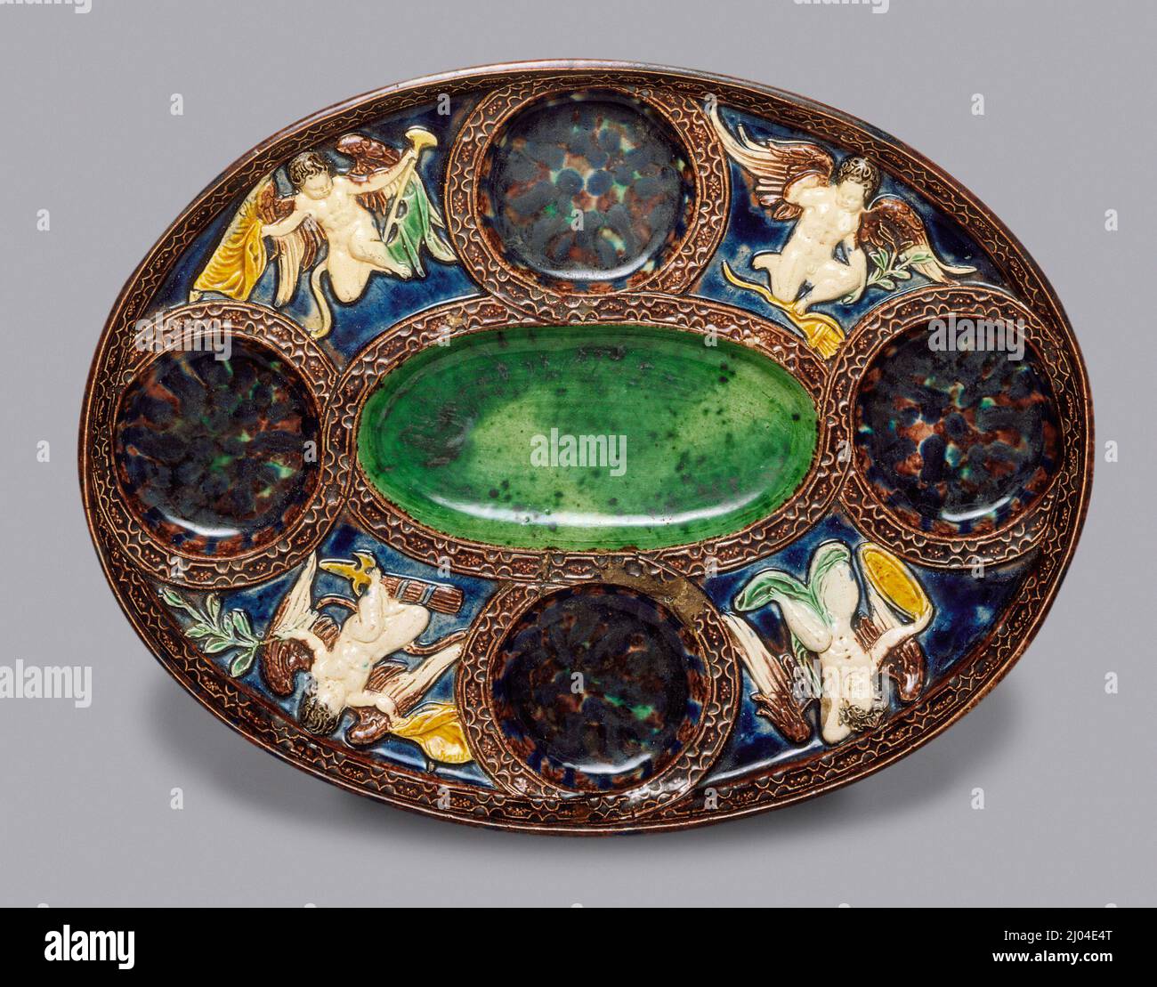 Oval Dish with Winged Putti. Palissy (after), Bernard (France, 1509–1590). France, circa 1560-1600. Furnishings; Serviceware. Lead-glazed earthenware, Palissy ware Stock Photo