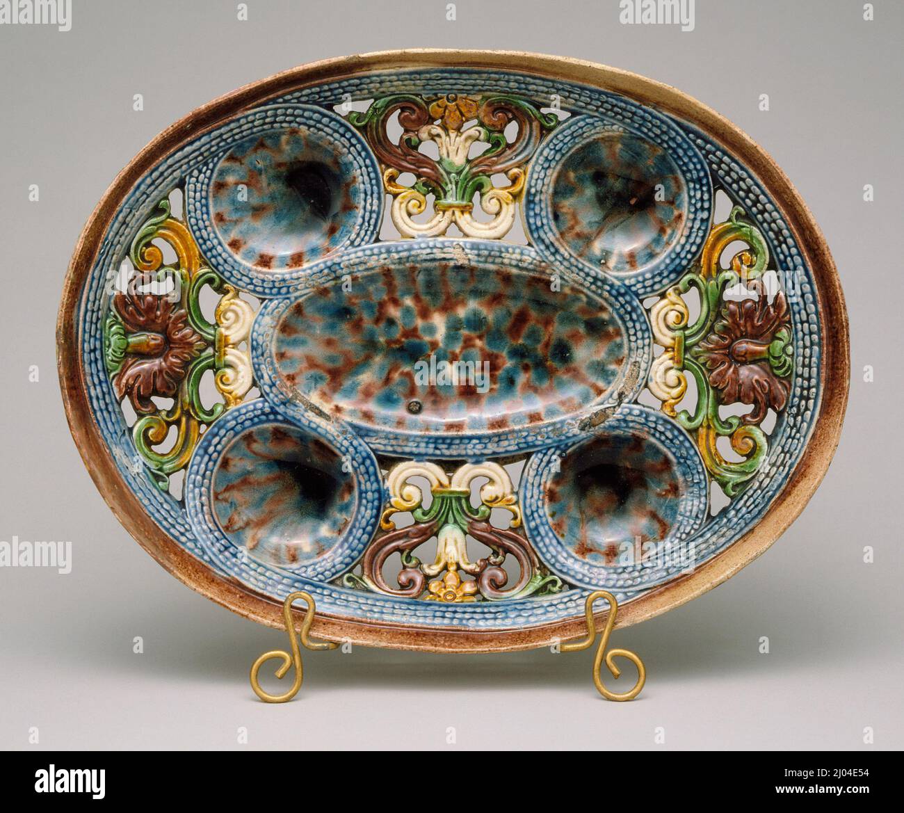 Oval Dish with Pierced Strapwork. Palissy (after), Bernard (France, 1509–1590). France, circa 1560-1600. Furnishings; Serviceware. Lead-glazed earthenware, Palissy ware Stock Photo