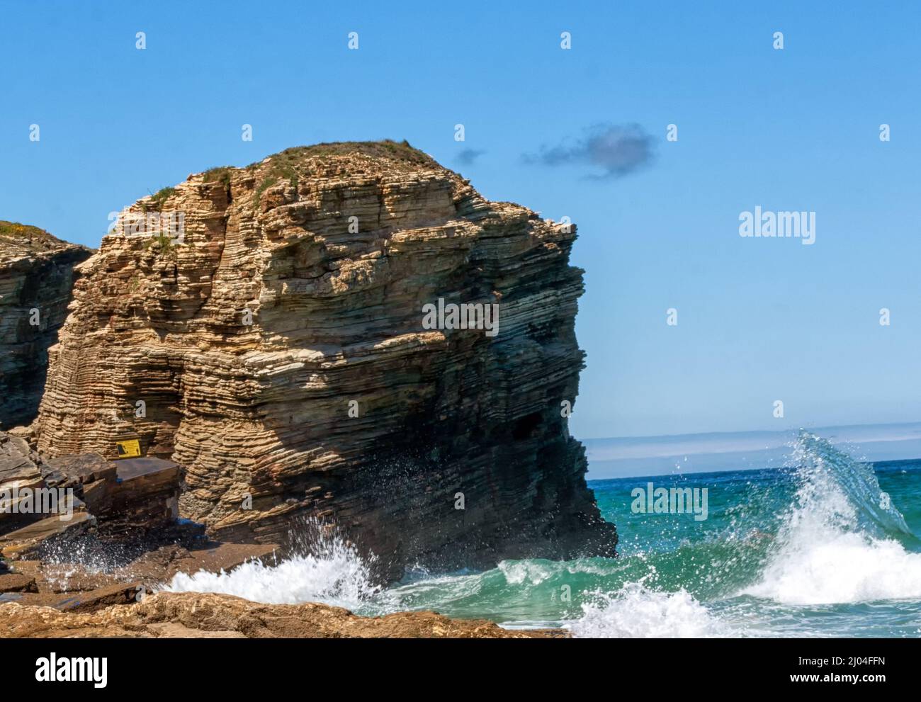 Playa de las Catedrales con formaciones rocosas en Ribadeo, Galicia Stock Photo