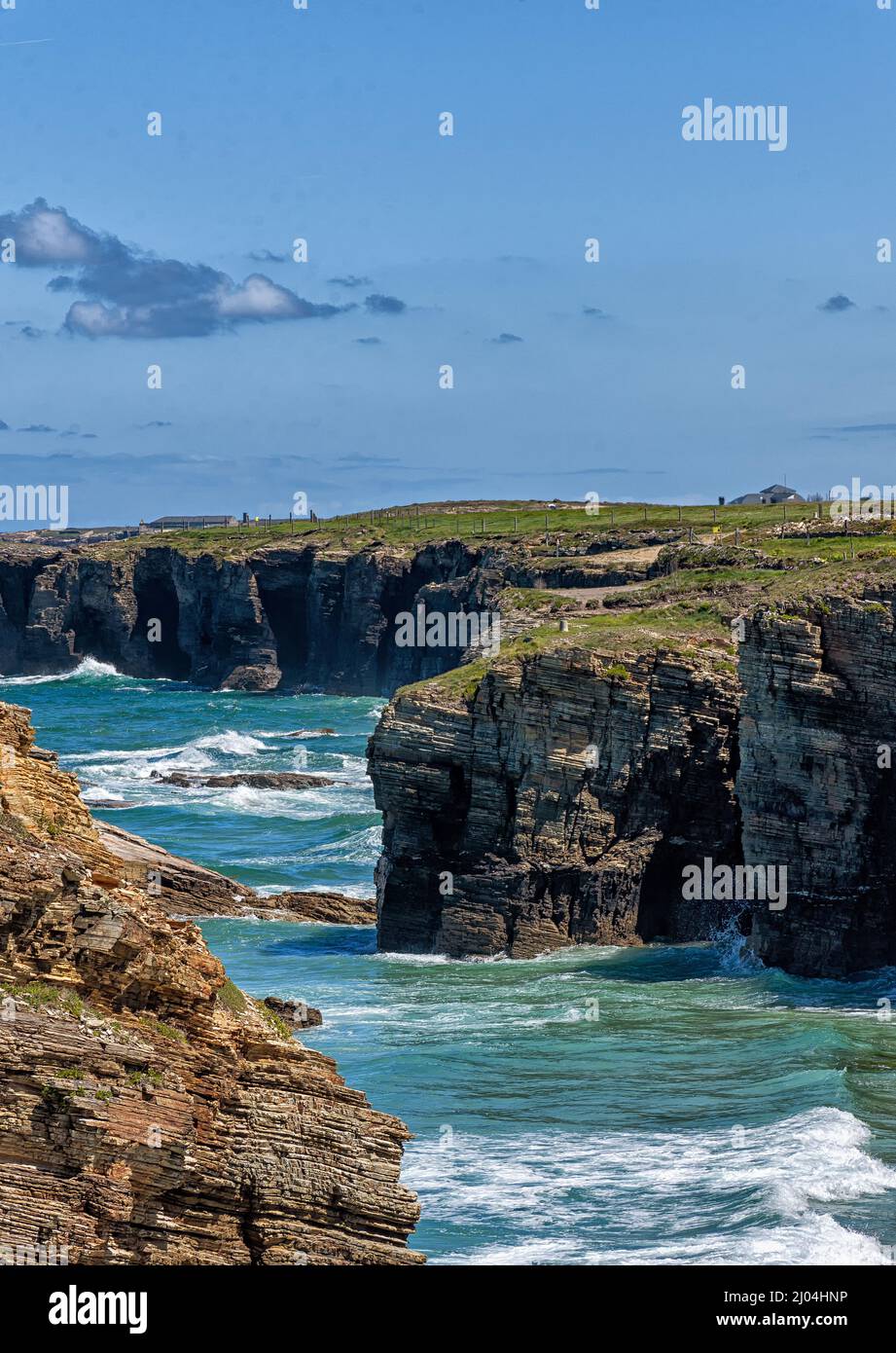 Playa de las Catedrales con formaciones rocosas en Ribadeo, Galicia Stock Photo