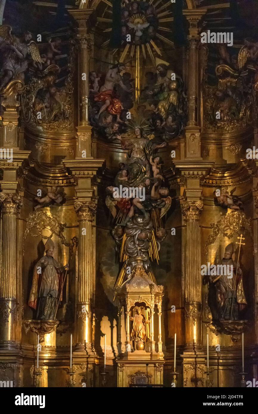 Detalles y retablo de la Capilla Mayor de la Catedral de Mondoñedo, Lugo, España Stock Photo