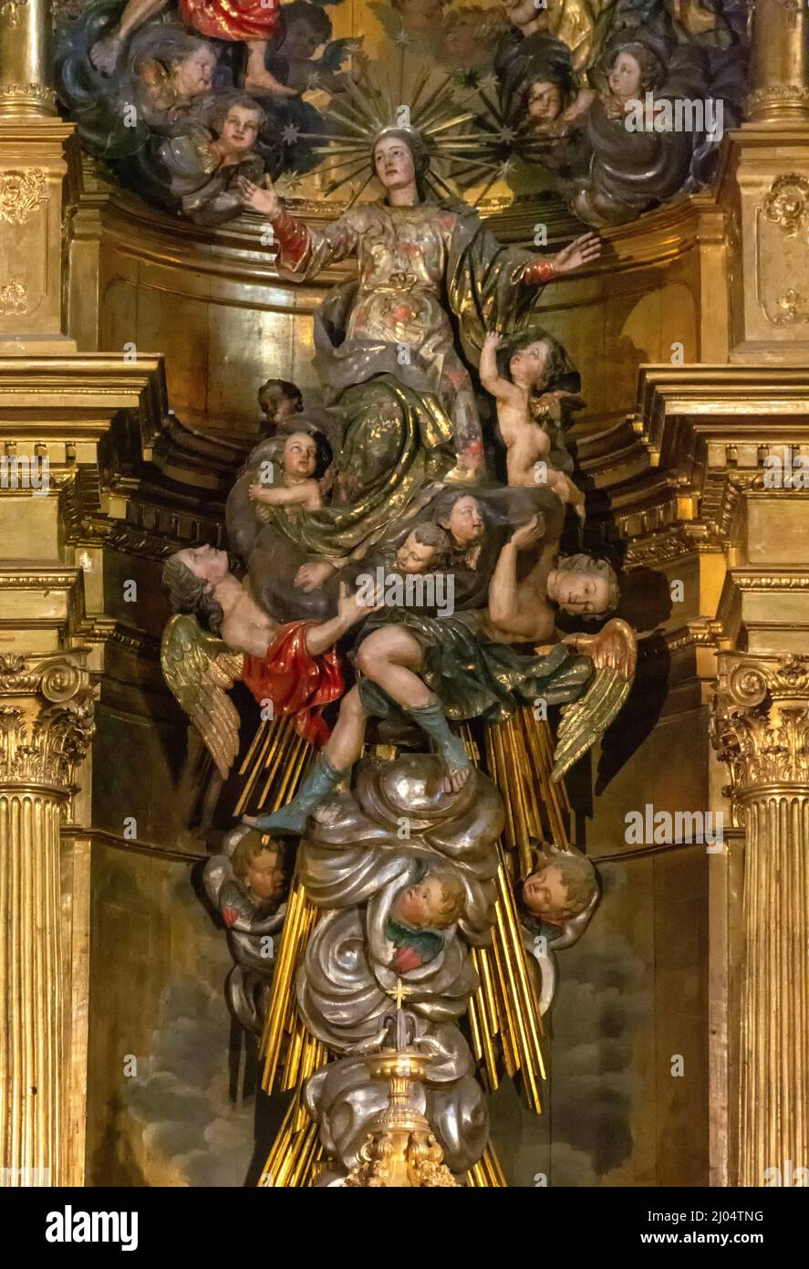 Detalles y retablo de la Capilla Mayor de la Catedral de Mondoñedo, Lugo, España Stock Photo
