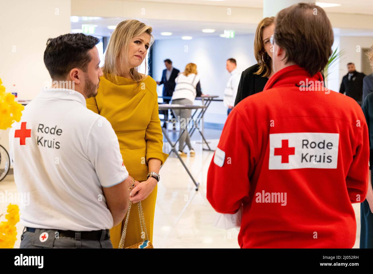 AMSTERDAM - Koningin Maxima bezoekt de opvang voor Oekraiense vluchtelingen in de RAI. In het evenementencomplex is een doorstroomlocatie ingericht waar vluchtelingen worden ontvangen. ANP POOL MISCHA SCHOEMAKER Stock Photo