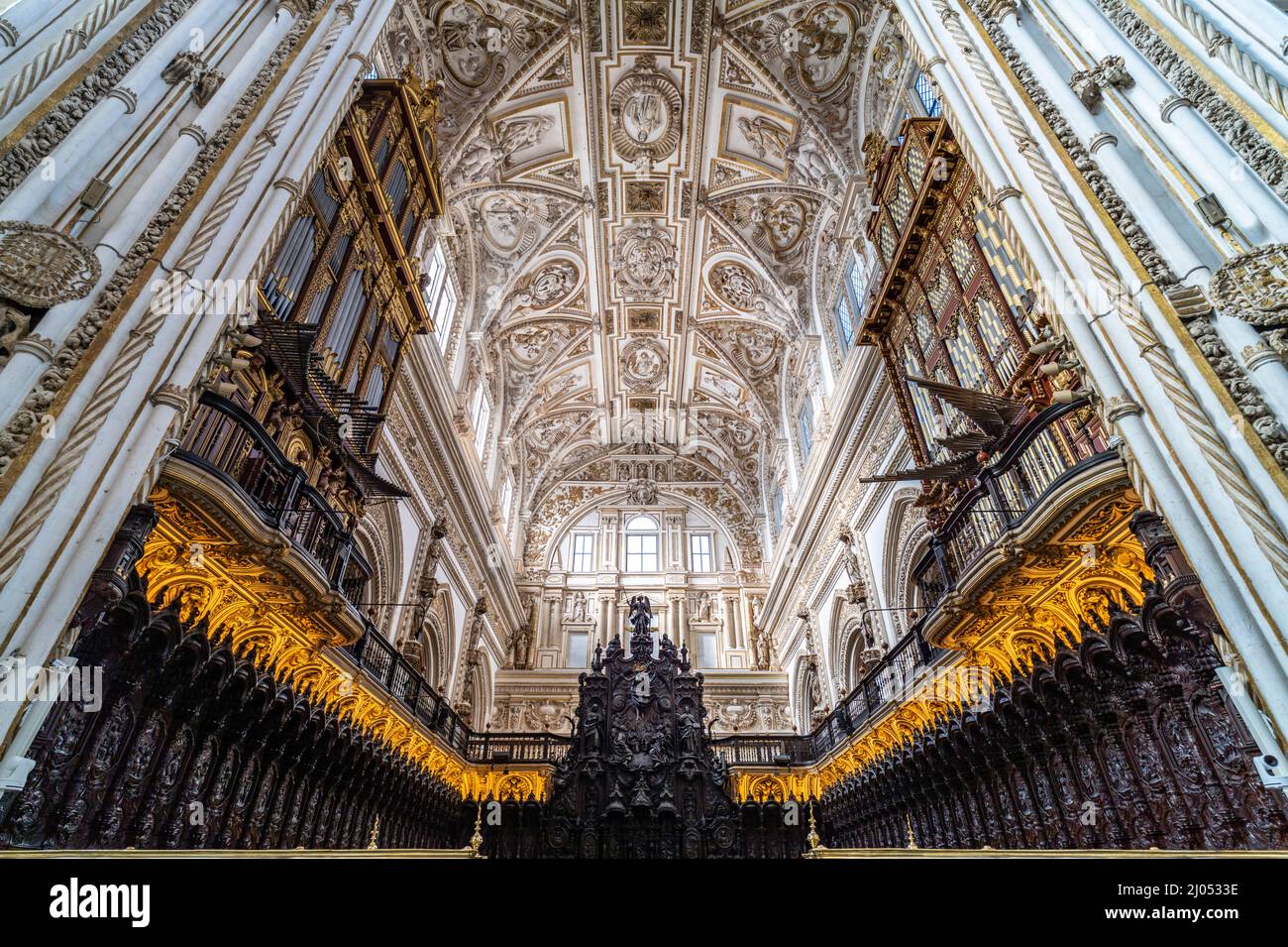 Orgel und Chor im Innenraum der Kathedrale - Mezquita - Catedral de Córdoba in Cordoba, Andalusien, Spanien  |  Organ and choir of the Cathedral -  Me Stock Photo