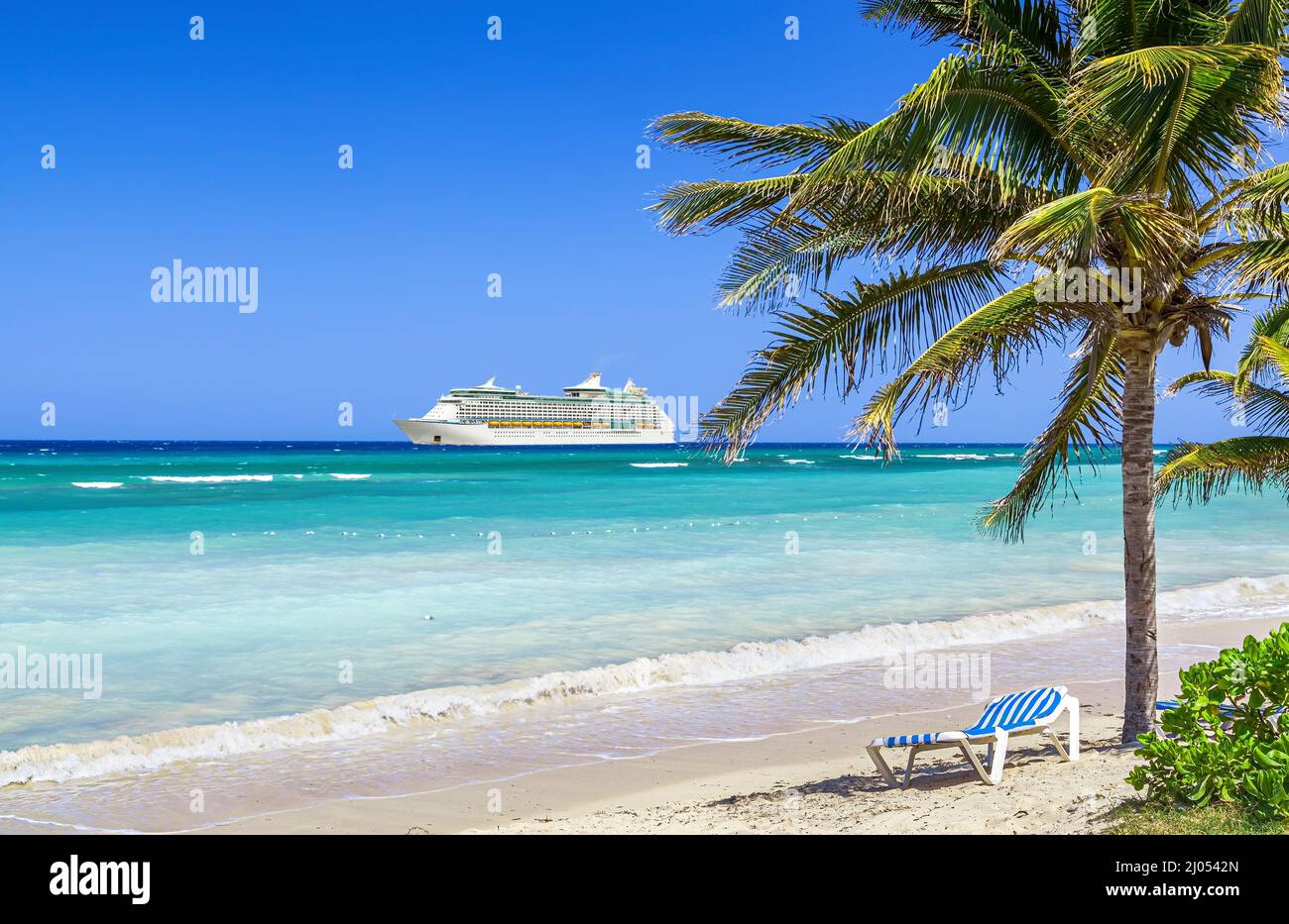 Tropical beach cruise ship hi-res stock photography and images - Page 2 -  Alamy