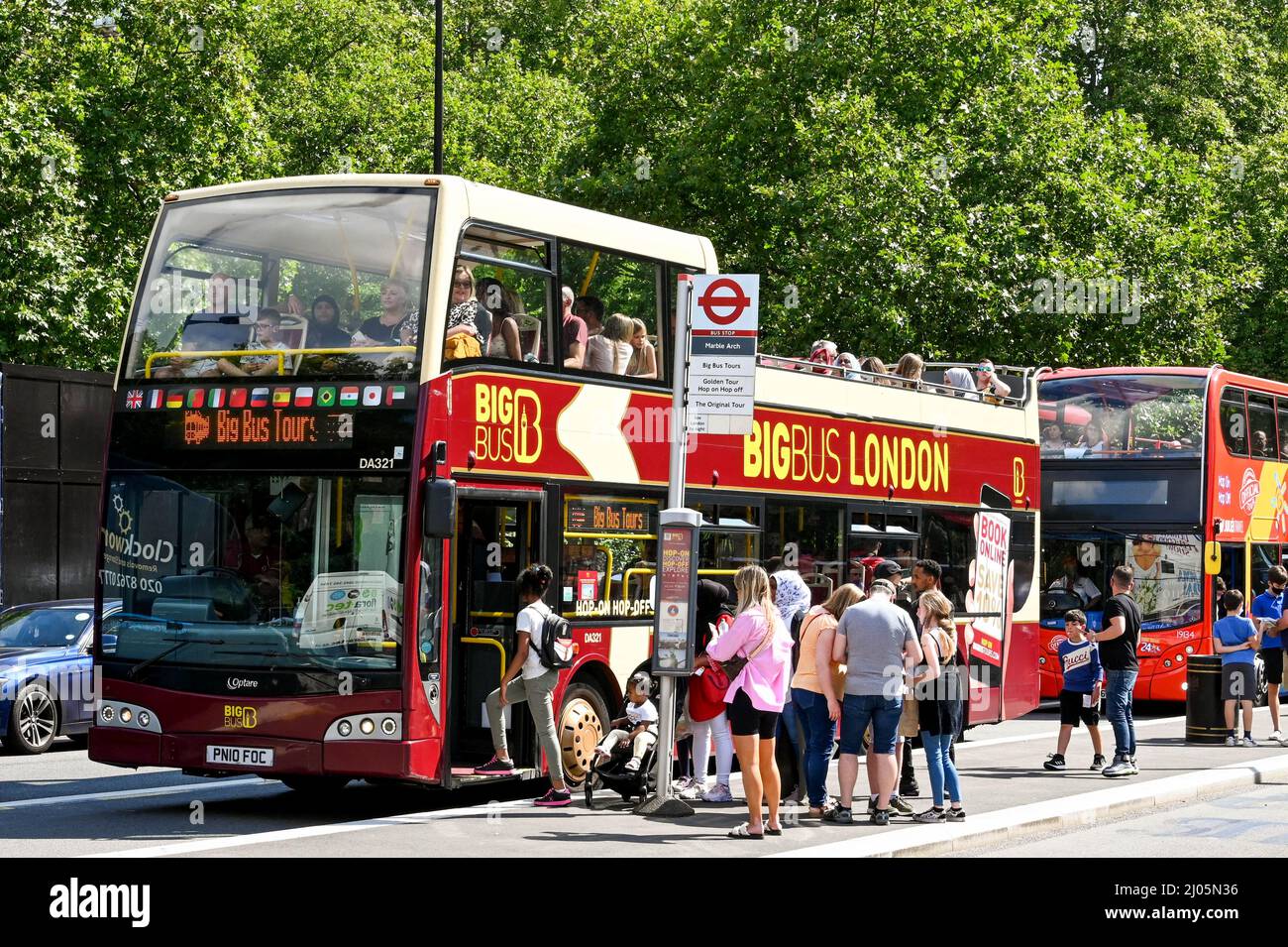 London bus lane sign hi-res stock photography and images - Alamy