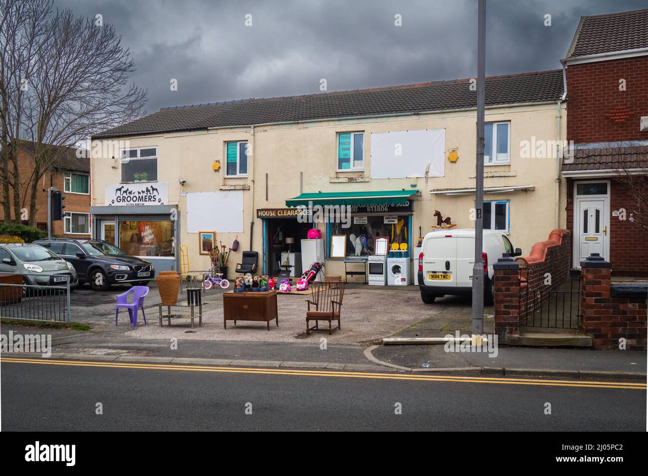 16.03.2022 Haydock, Merseyside, UK. Shop selling house clearences on Clipsey road in Haydock, Merseyside Stock Photo