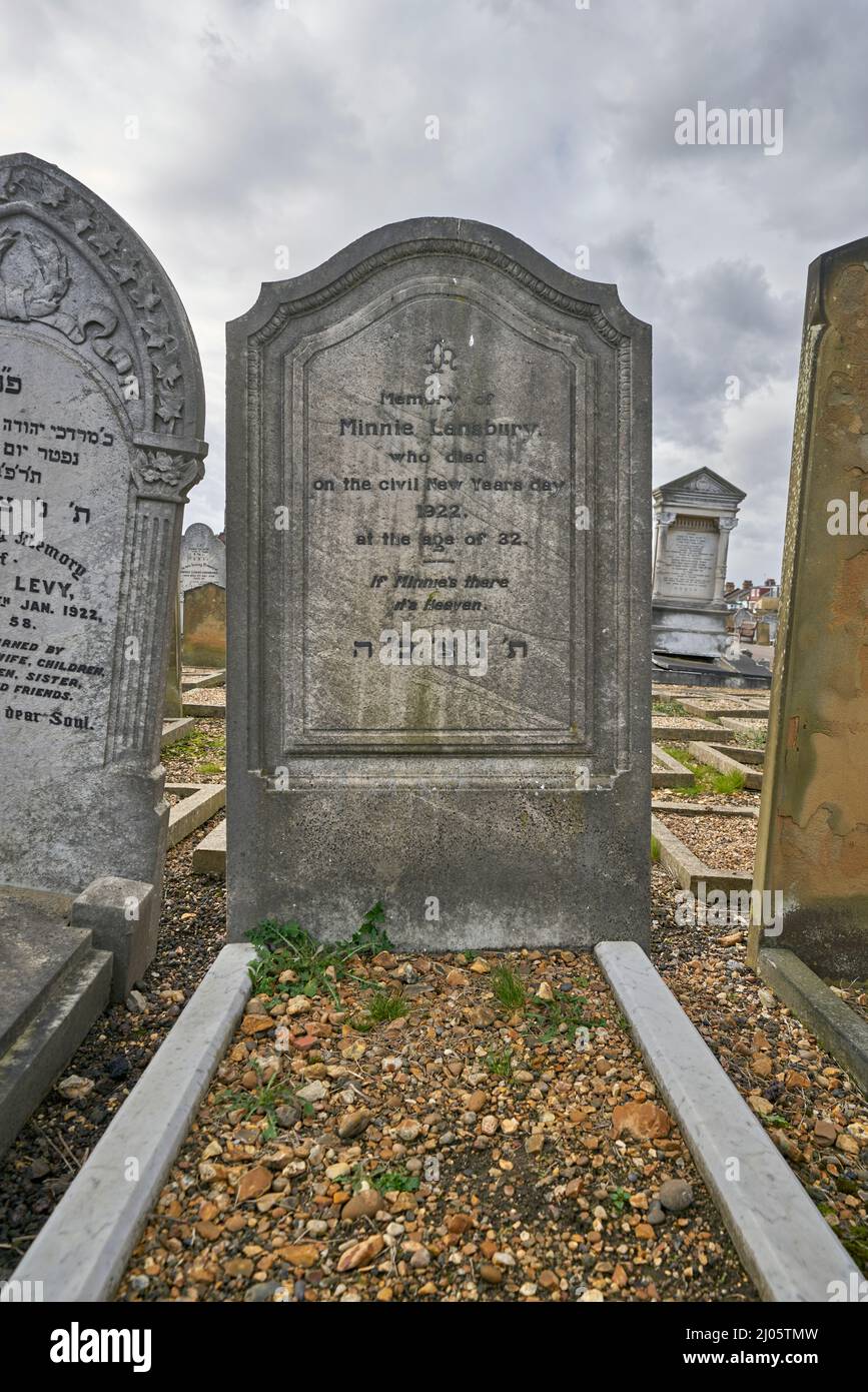 minnie lansbury gravestone  east ham Stock Photo