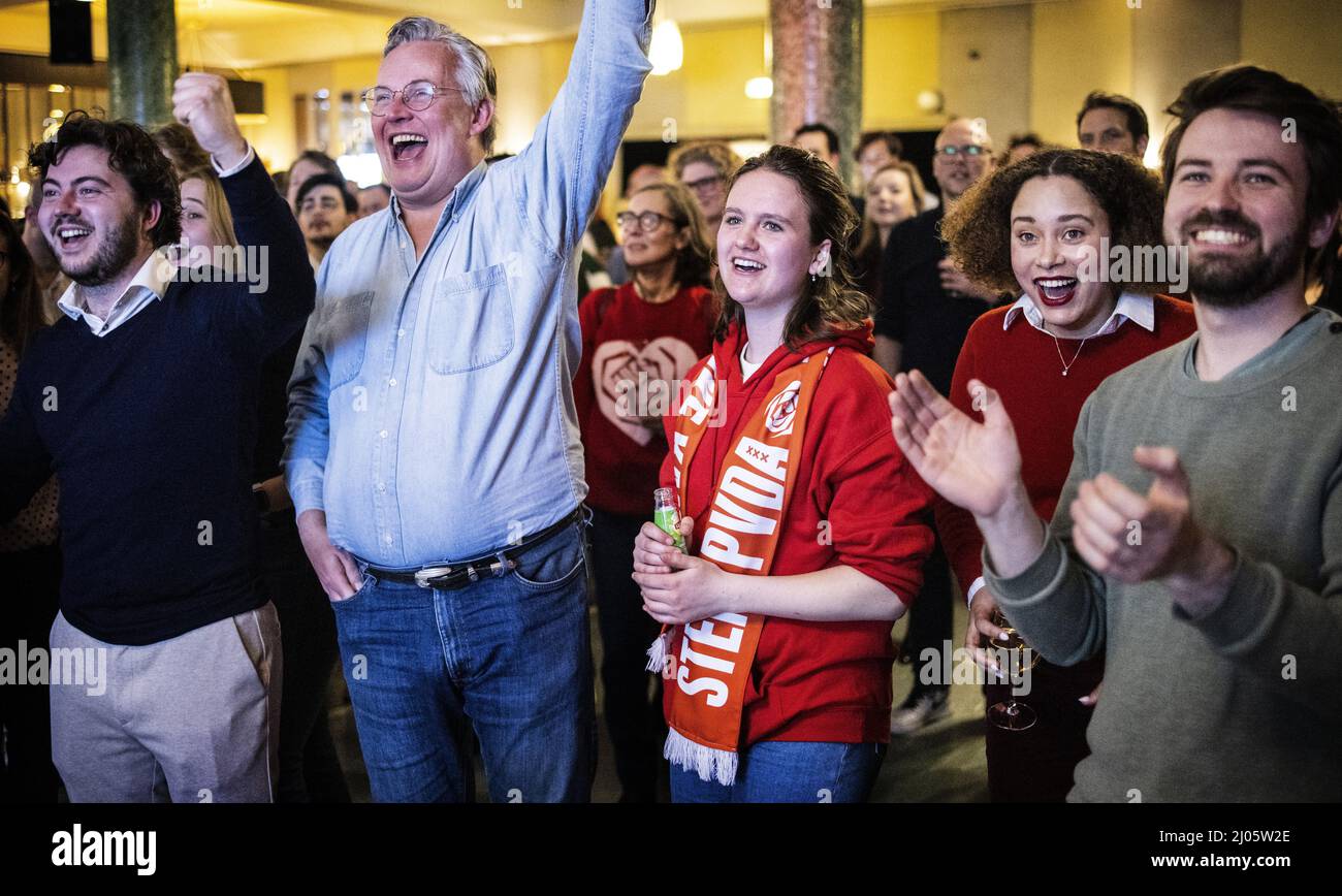 AMSTERDAM Partijleden van PvdA volgen de uitslagen van de