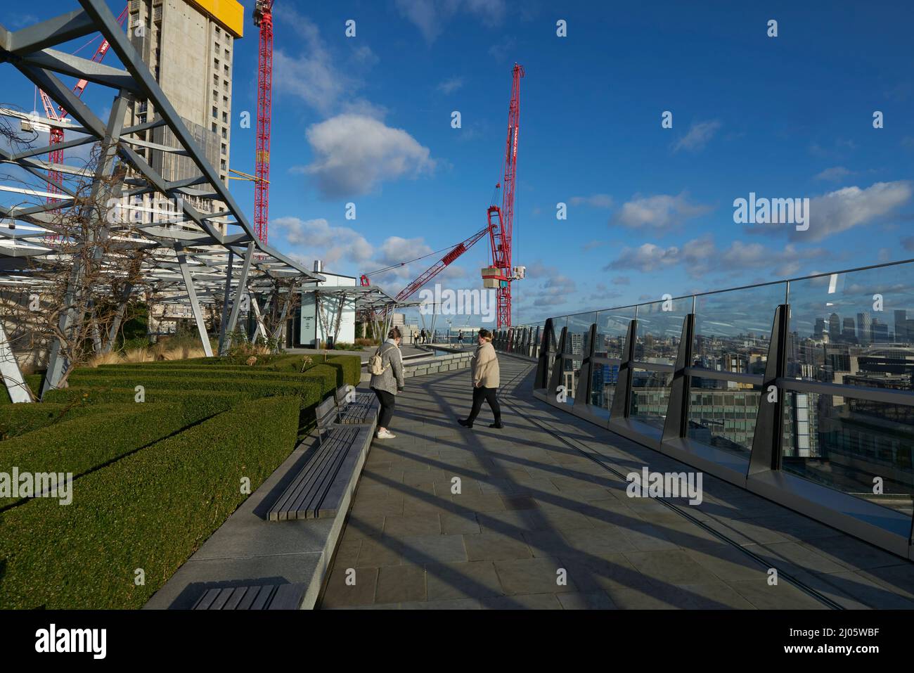 rooftop terrace 120 fenchurch st London Stock Photo Alamy