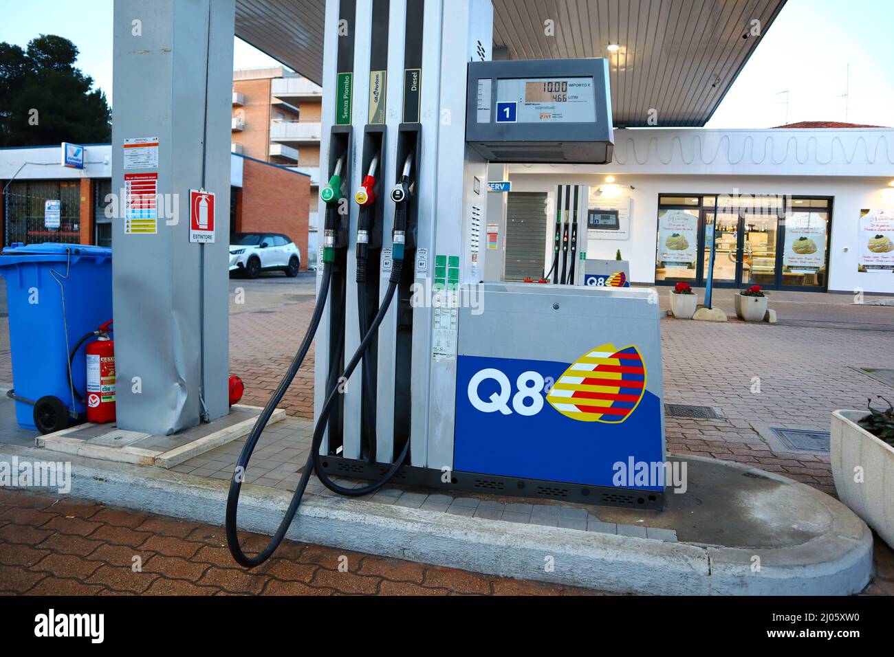 Q8 Gas Station sign. Kuwait Petroleum International Stock Photo Alamy