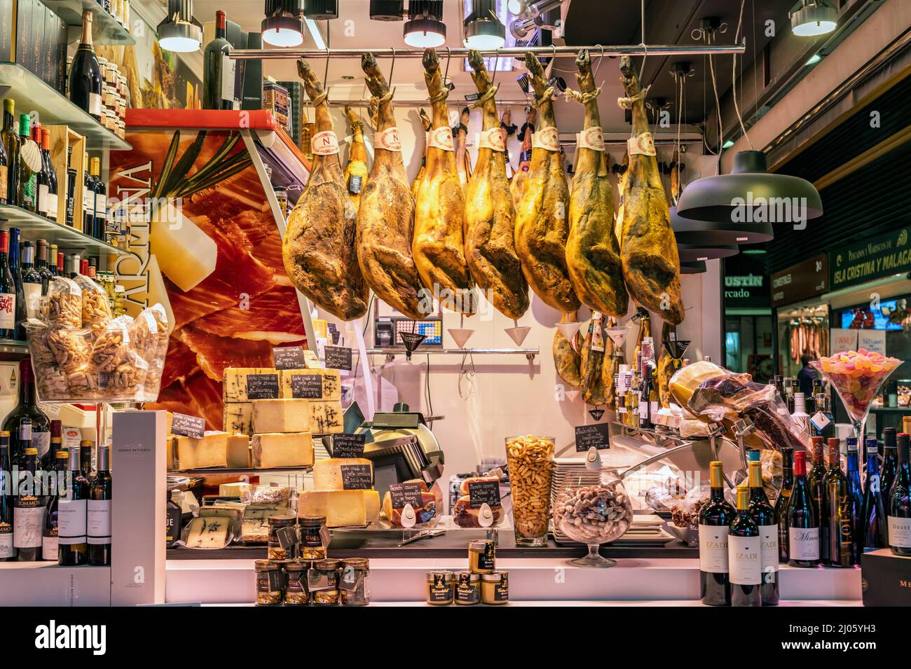 Schinken auf dem Markt Mercado de San Agustín in Granada, Andalusien