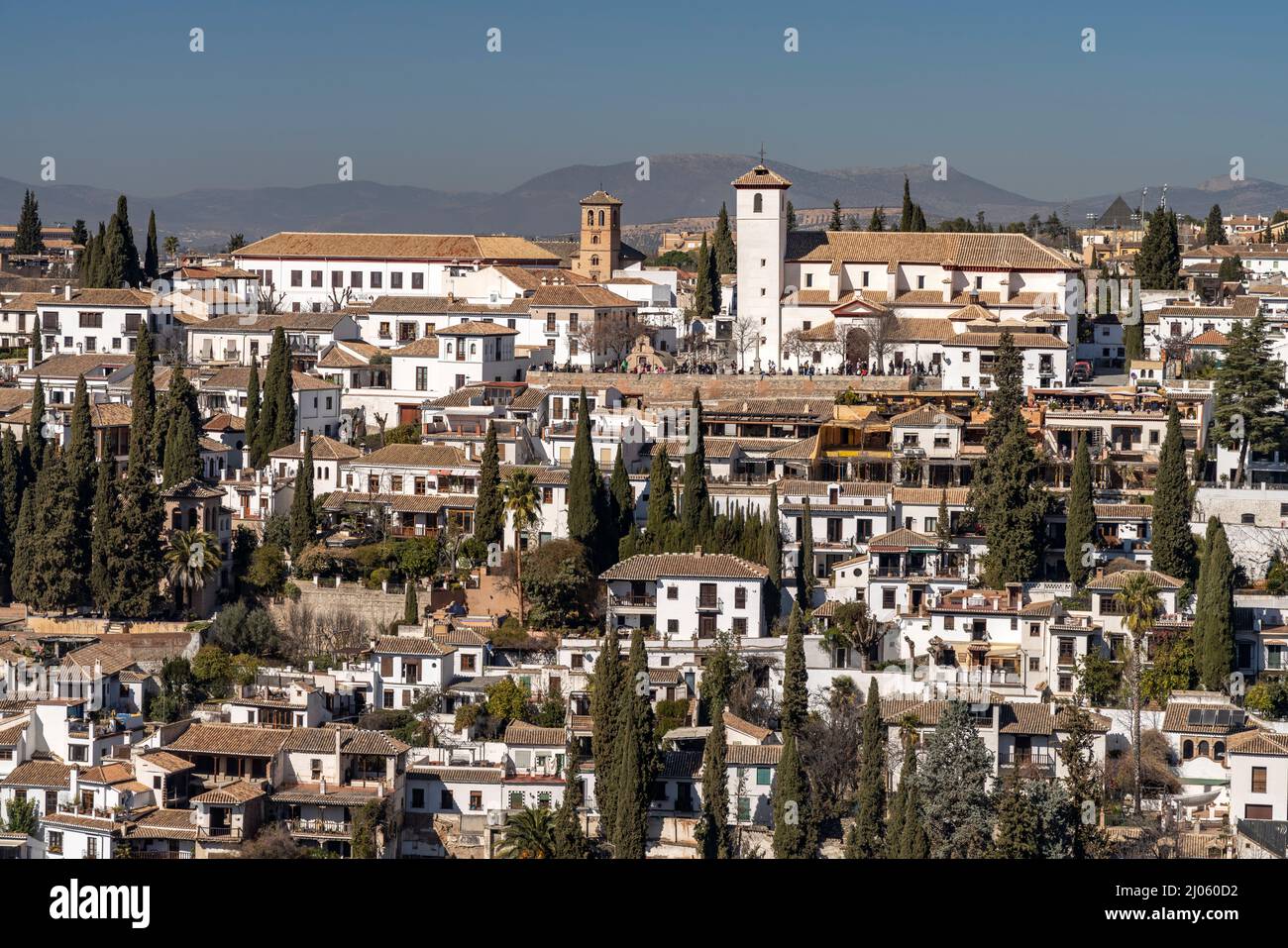 Das  ehemalige maurische Wohnviertel Albaicín mit dem Mirador de San Nicolás und der Kirche San Nícolas in Granada, Andalusien, Spanien  |   Albayzín Stock Photo