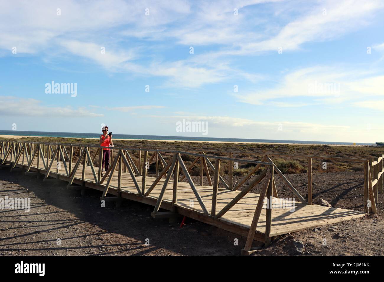 Saladar de Jandía, ein Feuchtgebiet und Naturschutzgebiet an der Playa del Matorral, das zeitweise von Meerwasser überflutet wird - Fussgängerbrücke z Stock Photo