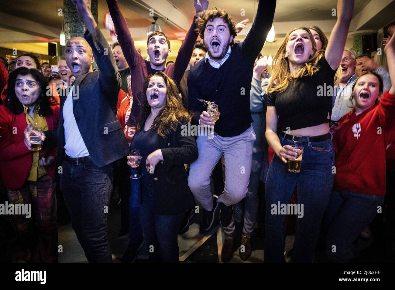 AMSTERDAM Partijleden van PvdA volgen de uitslagen van de