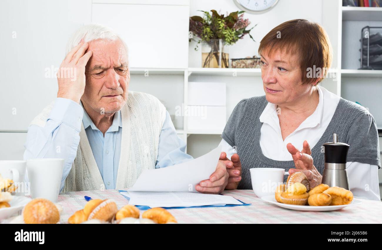 Paying bills family sad hi-res stock photography and images - Alamy