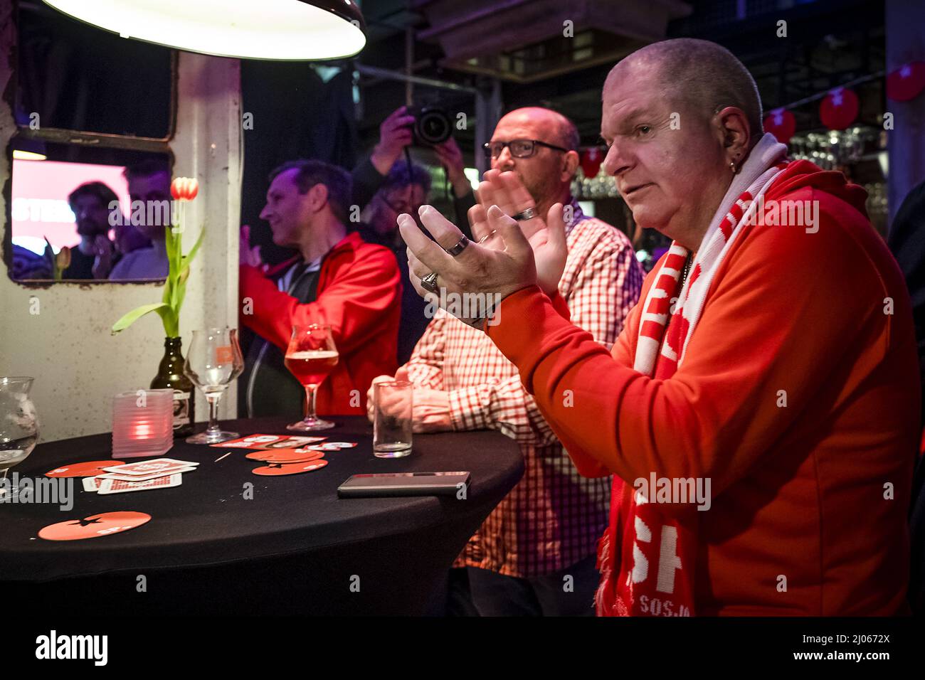 DEN BOSCH Partijleden van de SP volgen de uitslagen van de