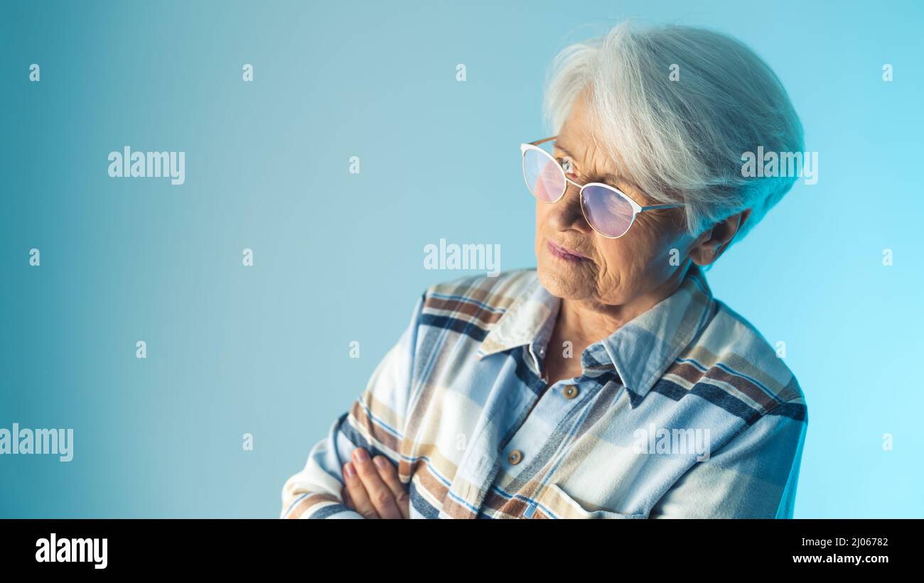 Single lonely mature woman hi-res stock photography and images - Alamy