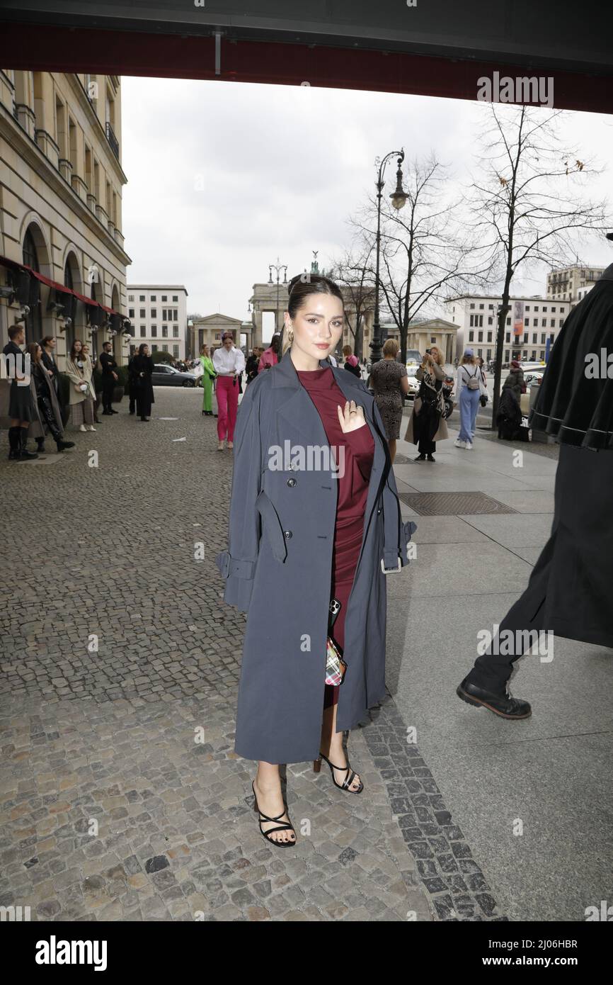 Jessy Hartl bei der Anja Gockel Fashion Show 'Weltgewand(t)' auf der Fashion Week Berlin Autumn/Winter 2022 im Hotel Adlon Kempinski. Berlin, 15.03.20 Stock Photo