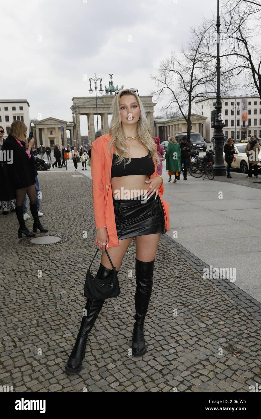 Celina Nitz (Neverbaby 26) bei der Anja Gockel Fashion Show 'Weltgewand
