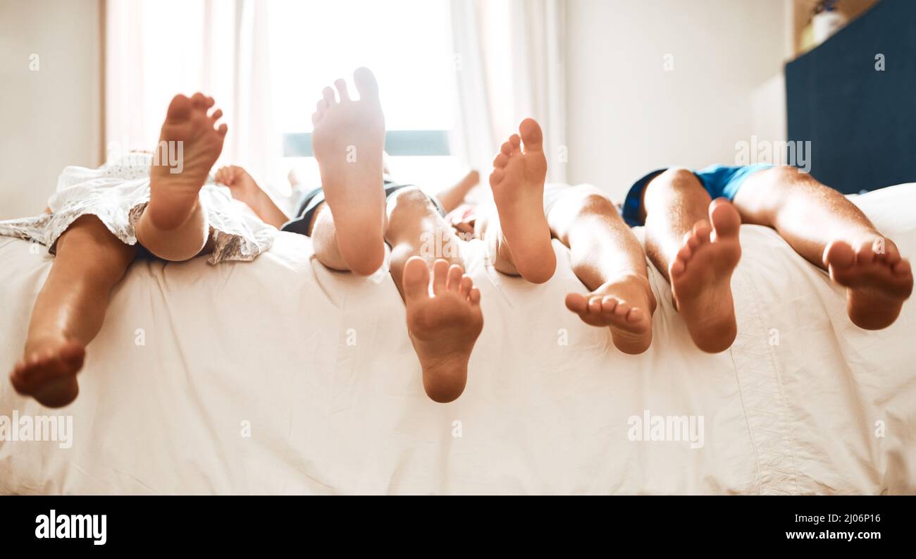 Туфли на каблуке. Женские стопы. Put their foot. Пятки девушек на траве. Пятки девушек.