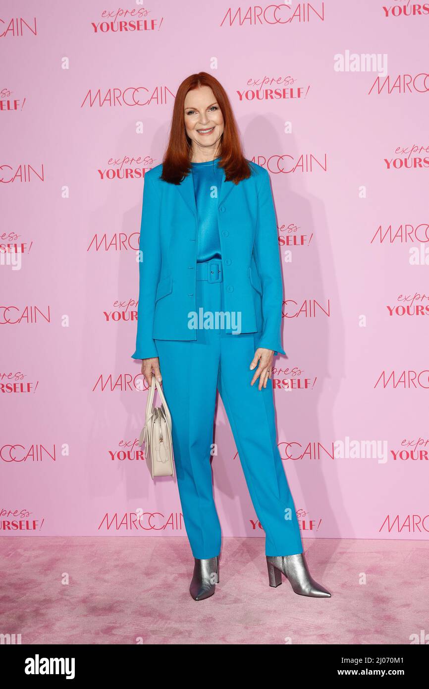 Berlin, Germany. 16th Mar, 2022. Berlin Fashion Week: Marcia Cross arrives at the Wintergarten Varieté for the show of the label Marc Cain and stands on the pink carpet. Credit: Gerald Matzka/dpa/Alamy Live News Stock Photo