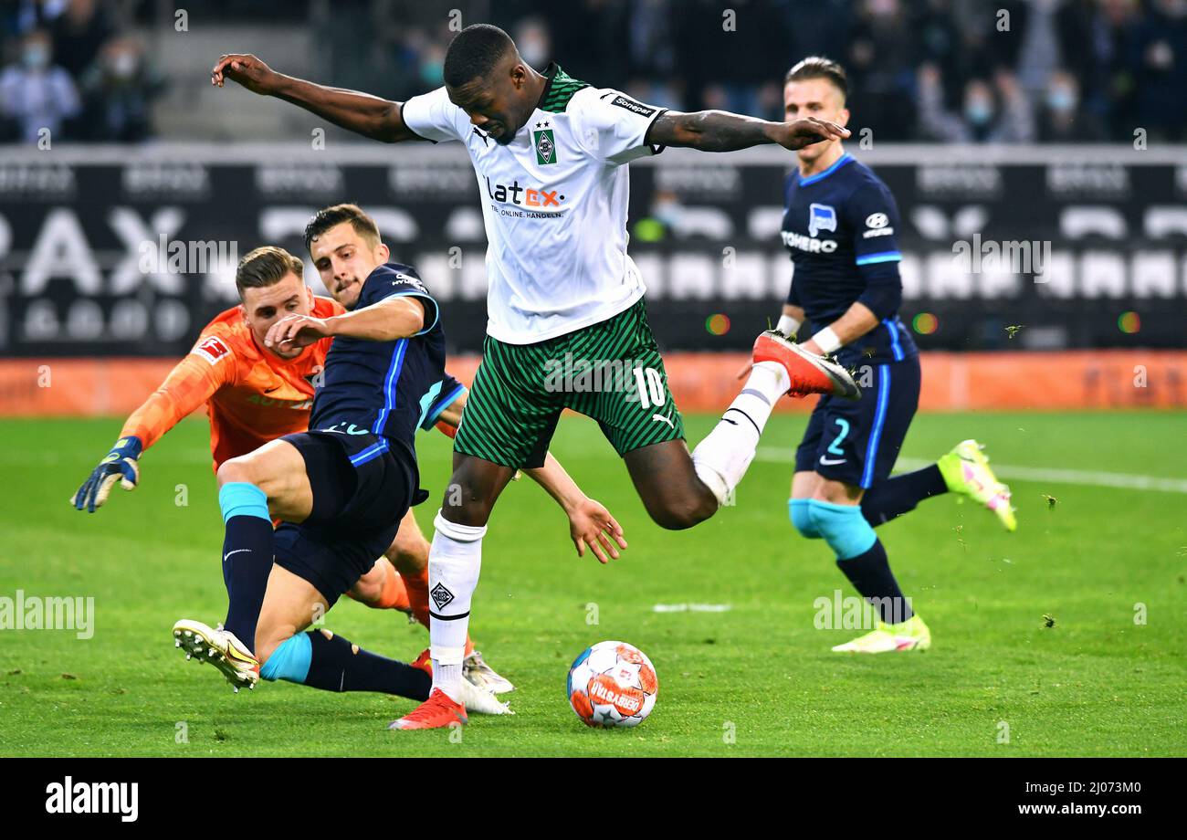 Bundesliga, Borussia Park Mönchengladbach: Borussia Mönchengladbach vs  Hertha BSC Berlin; Marcus Thuram vs Marcel Lotka Stock Photo - Alamy